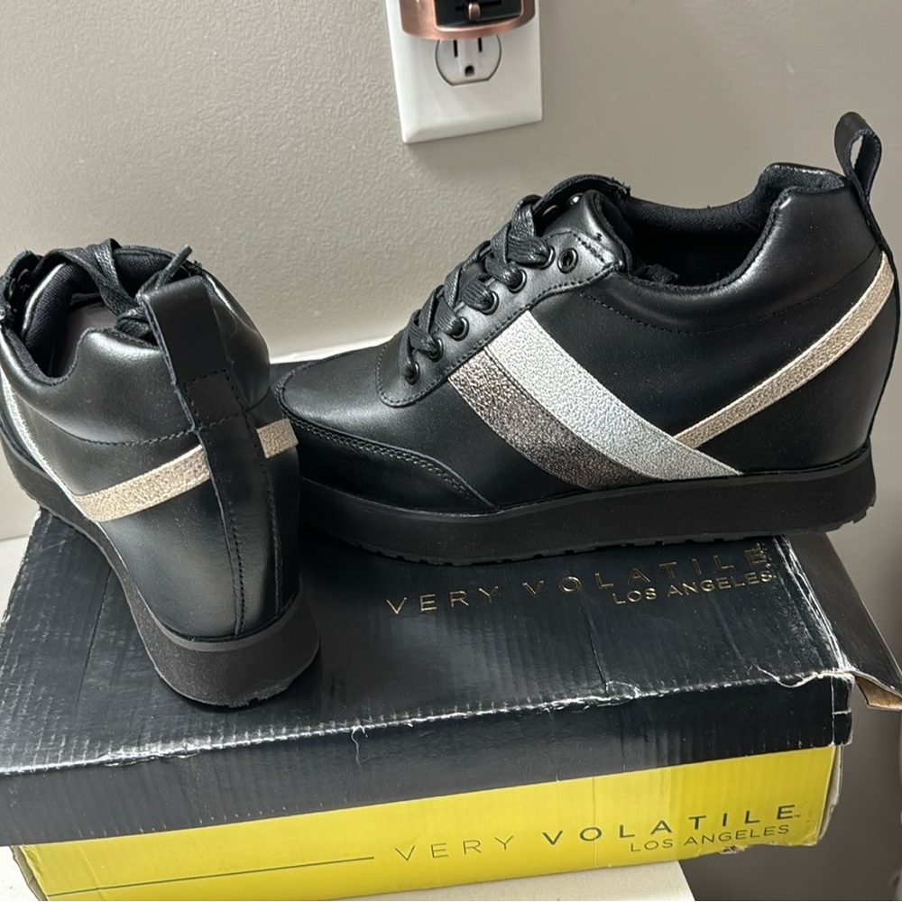 NIB Very Volatile Platform Sneakers. Size 8.5 - Picture 4 of 5